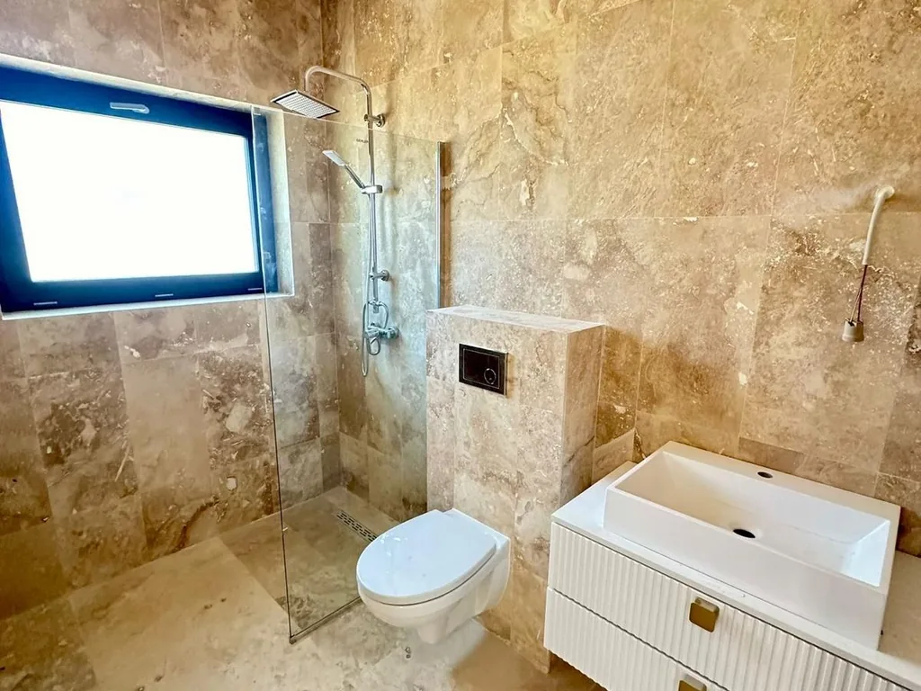 Baie cu placări travertin și duș walk-in, casă nouă Iași