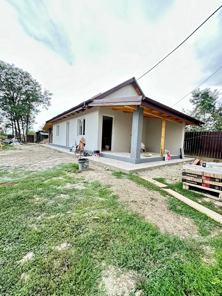 Casă pe parter cu fațada finisată și terasă acoperită, Iași