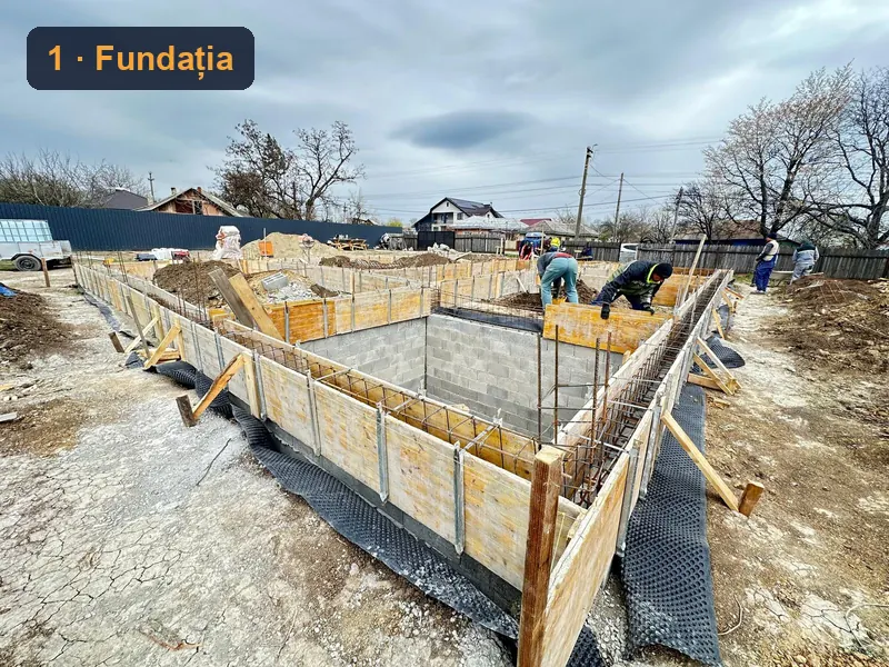 Animație cu cele cinci etape ale construcției unei case pe parter: fundație, placă, zidărie BCA, acoperiș, fațadă
