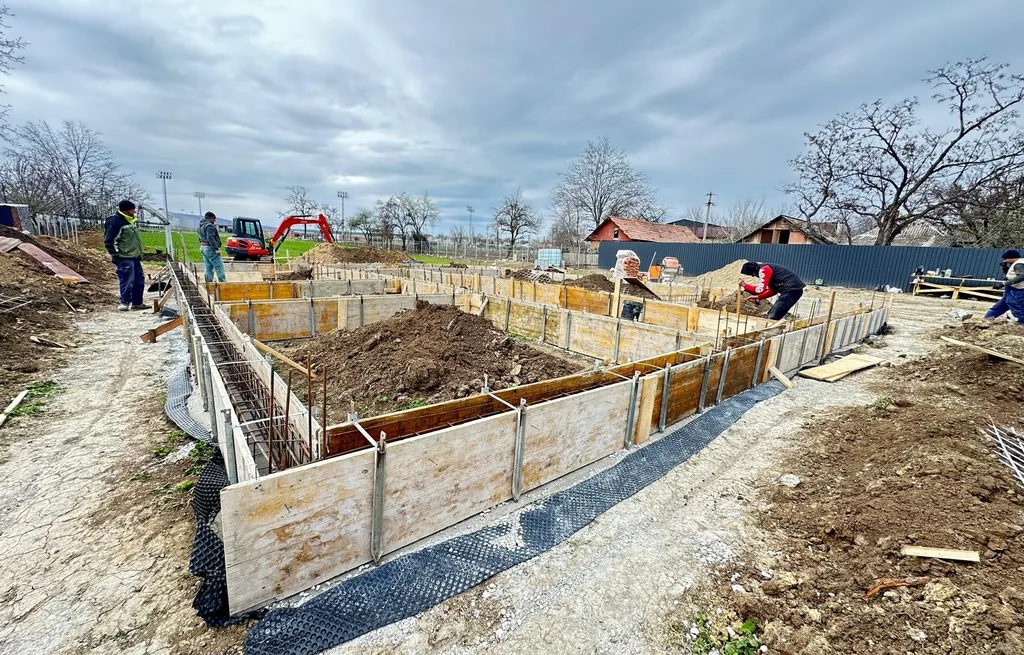 Cofraj de fundație pe tot conturul casei, cu membrană de protecție, Iași