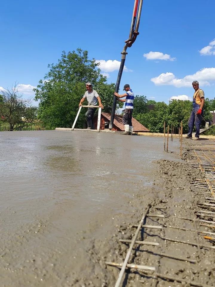 Echipa Senex nivelează betonul plăcii turnat cu pompa, Iași