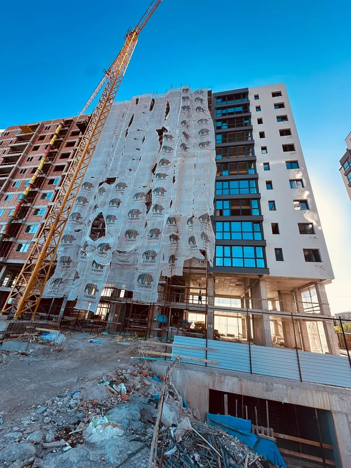 Bloc în lucru cu termosistem, schelă și plasă de protecție, Tătărași, Iași