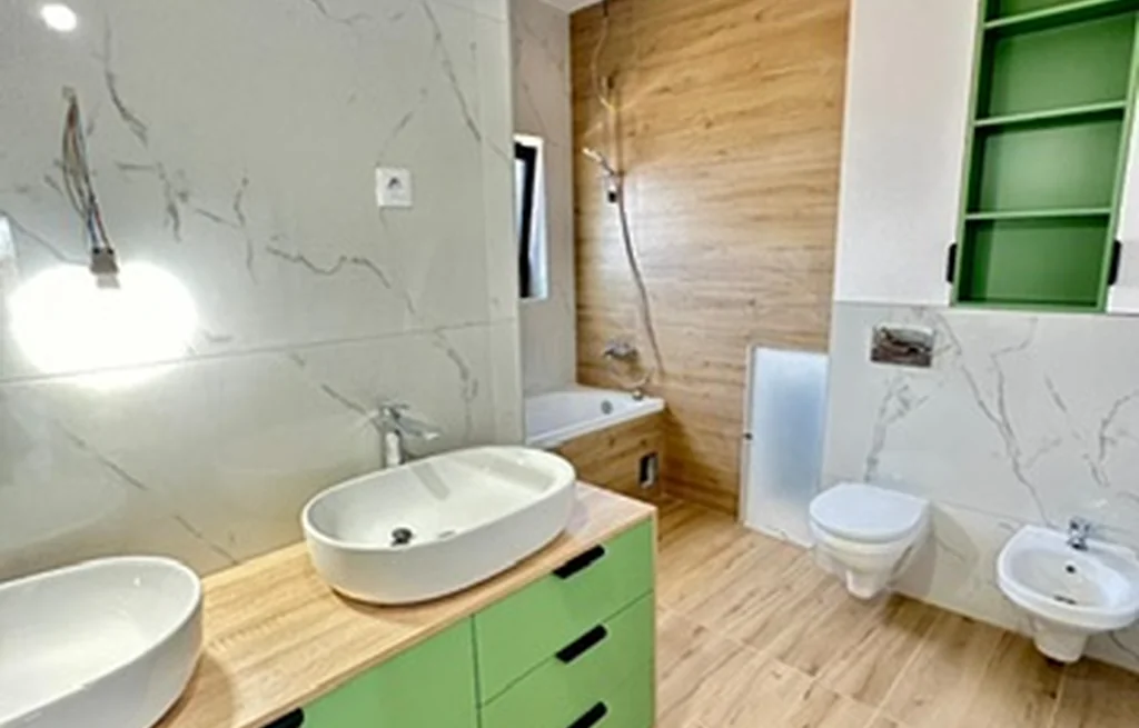 Baie completă cu mobilier și obiecte sanitare montate, casă la cheie Iași