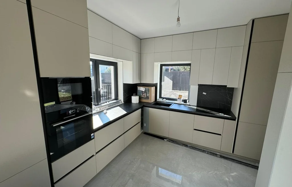 Bucătărie modernă cu mobilier la comandă, casă la cheie Iași