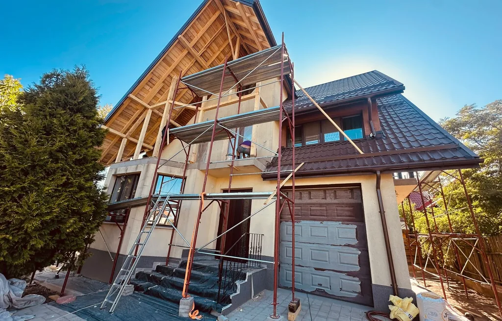 Casă cu fronton în renovare, structură nouă de acoperiș, Miroslava, Iași