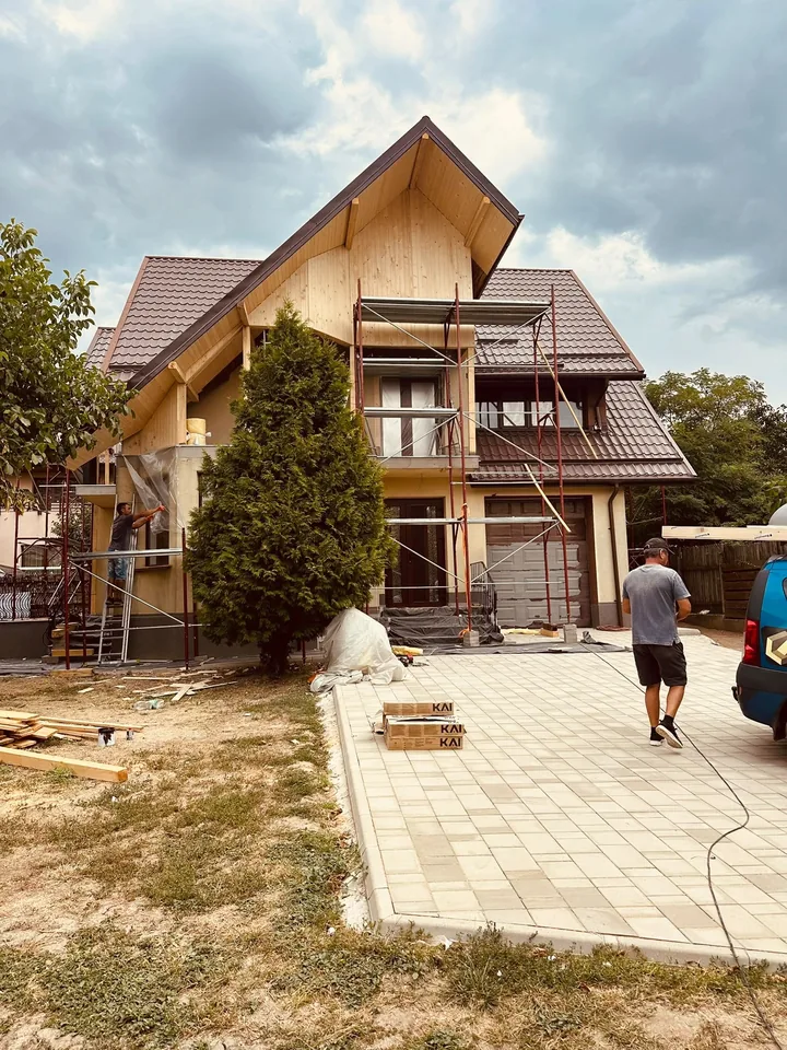 Casă cu fronton în renovare, vedere de ansamblu, Miroslava, Iași