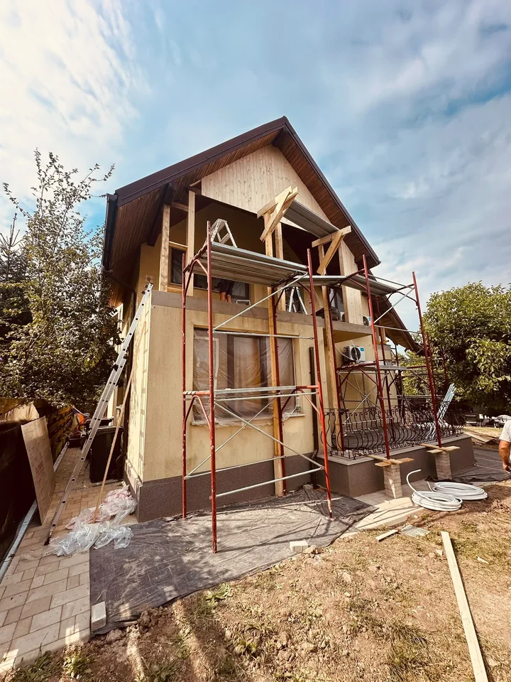 Structură din lemn pentru închiderea balcoanelor, casă în renovare, Iași