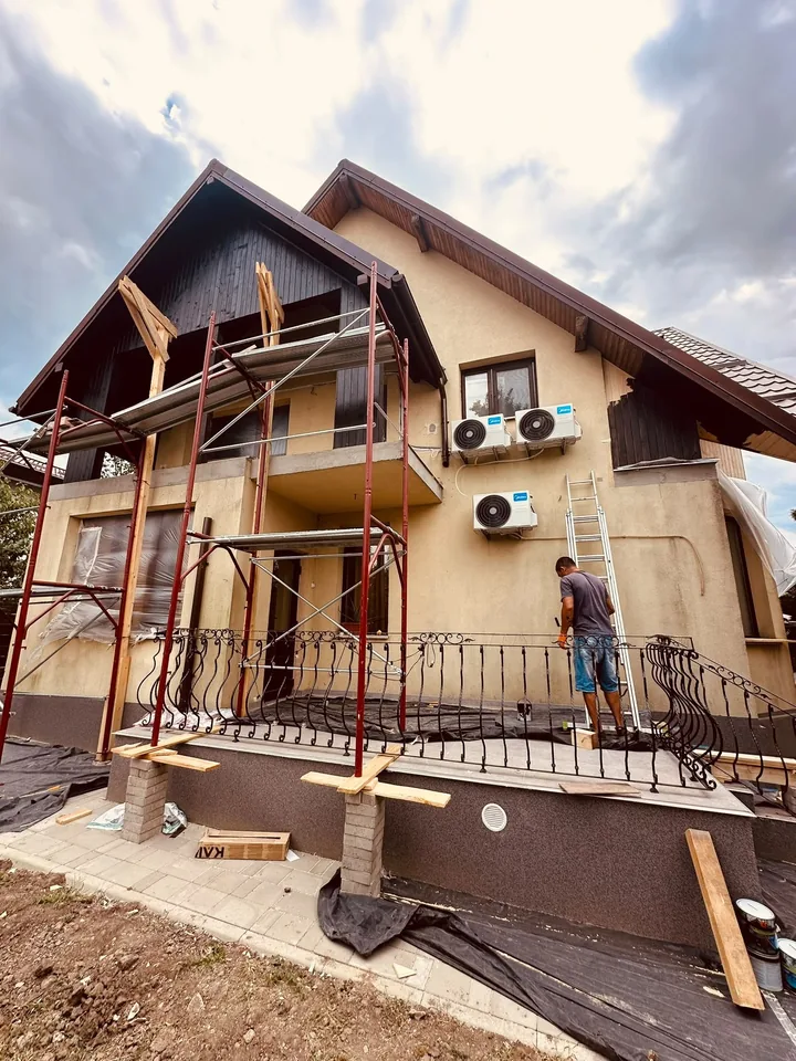 Balcoane în renovare, casă cu fronton, Miroslava, Iași