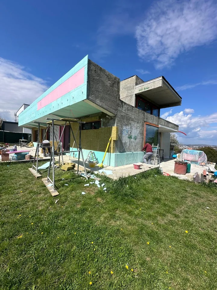 Consolă din beton la o casă modernă, în lucru la termoizolație, Iași