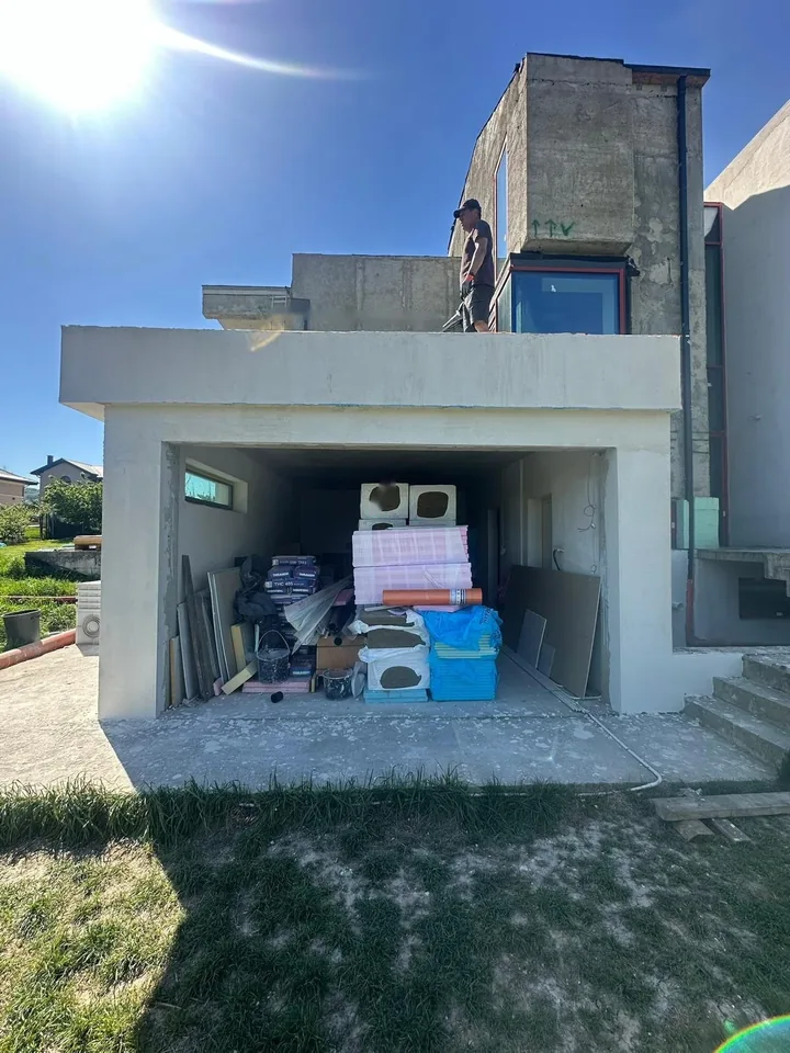 Volumul garajului la o casă modernă, în timpul lucrărilor, Iași