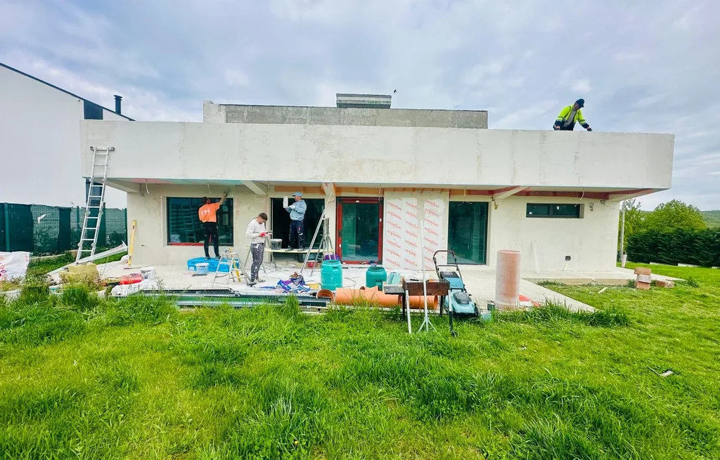 Casă modernă cu acoperiș terasă în lucru la termoizolație, Iași