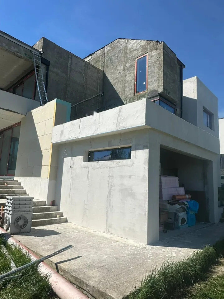 Volume din beton la o casă modernă, în timpul lucrărilor de fațadă, Iași