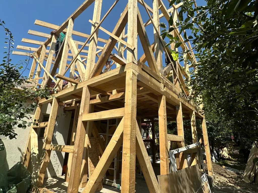 Structură din lemn pentru acoperiș, construcție casă Iași