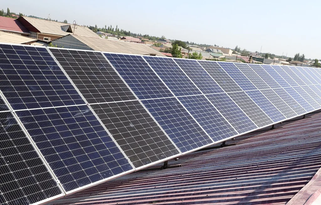 Șir de panouri fotovoltaice pe acoperiș din tablă