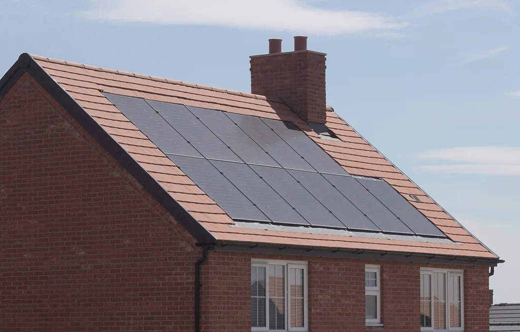 Panouri fotovoltaice integrate pe acoperiș cu țiglă