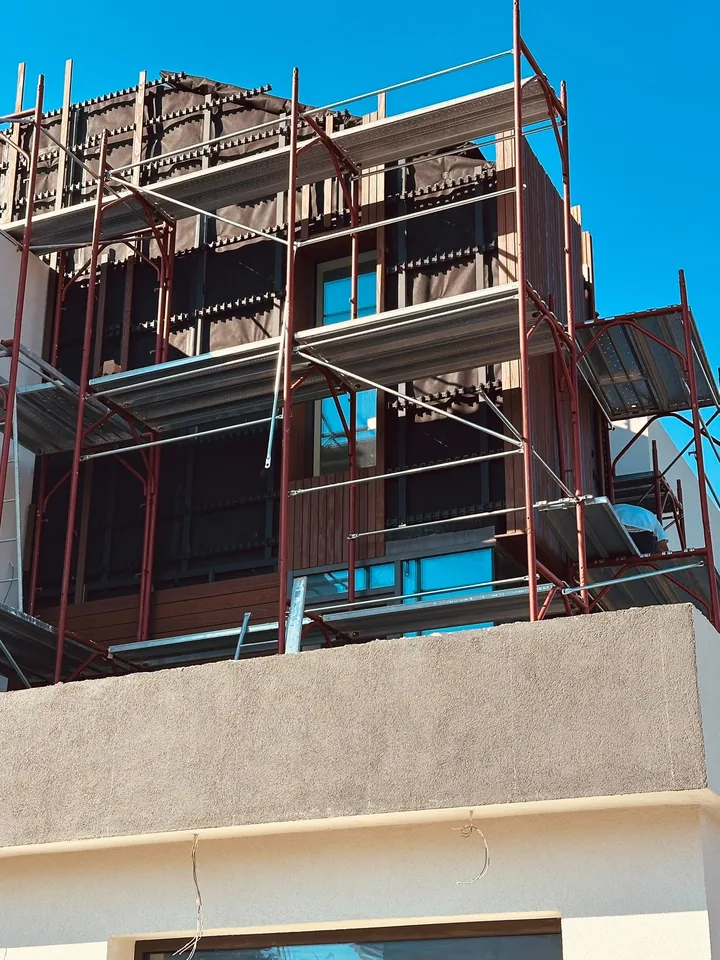 Substructură de fațadă ventilată cu console și rigle din aluminiu, Iași