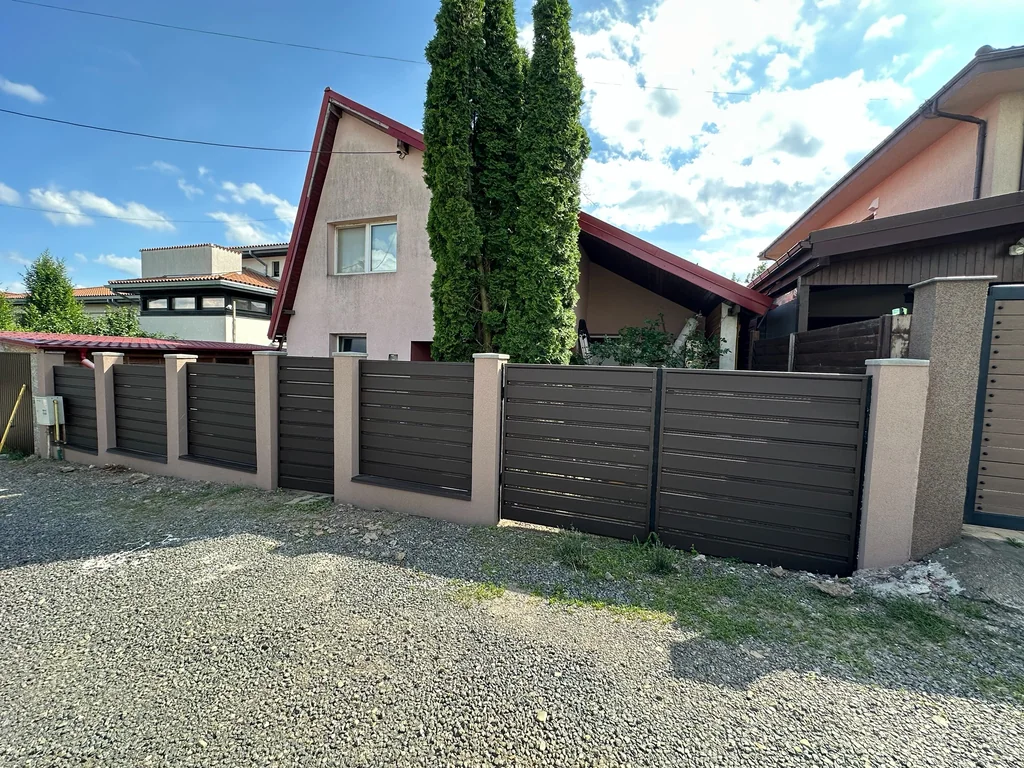 Gard modern finalizat cu panouri compozite și stâlpi placați, lângă Iași