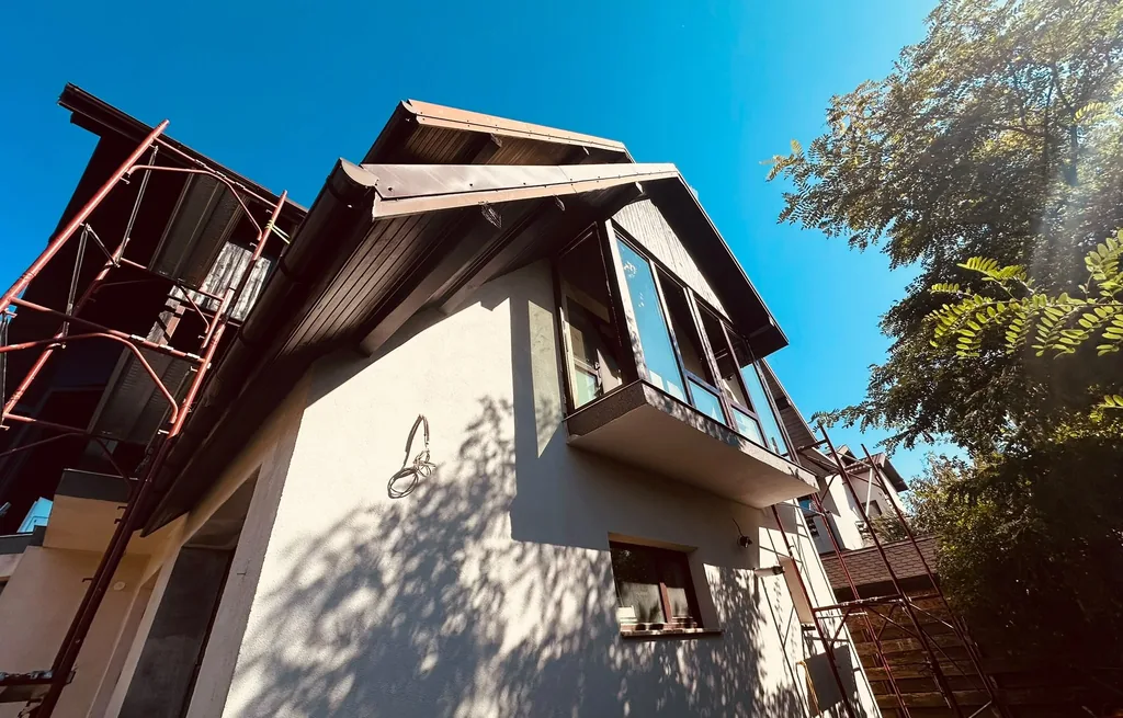 Fațadă de casă cu bovindou după finisaj, Iași