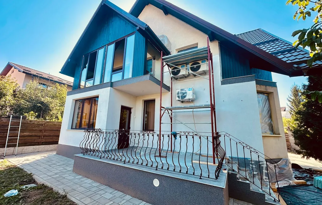 Casă cu fațadă finalizată după termoizolație, Iași