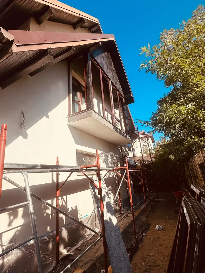 Fațadă de casă cu finisaj aplicat și schelă, Iași