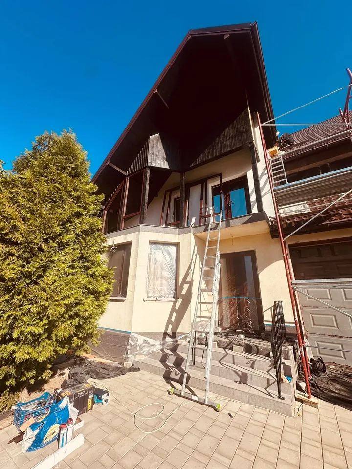 Casă cu fronton înalt, fațadă în lucru, Iași