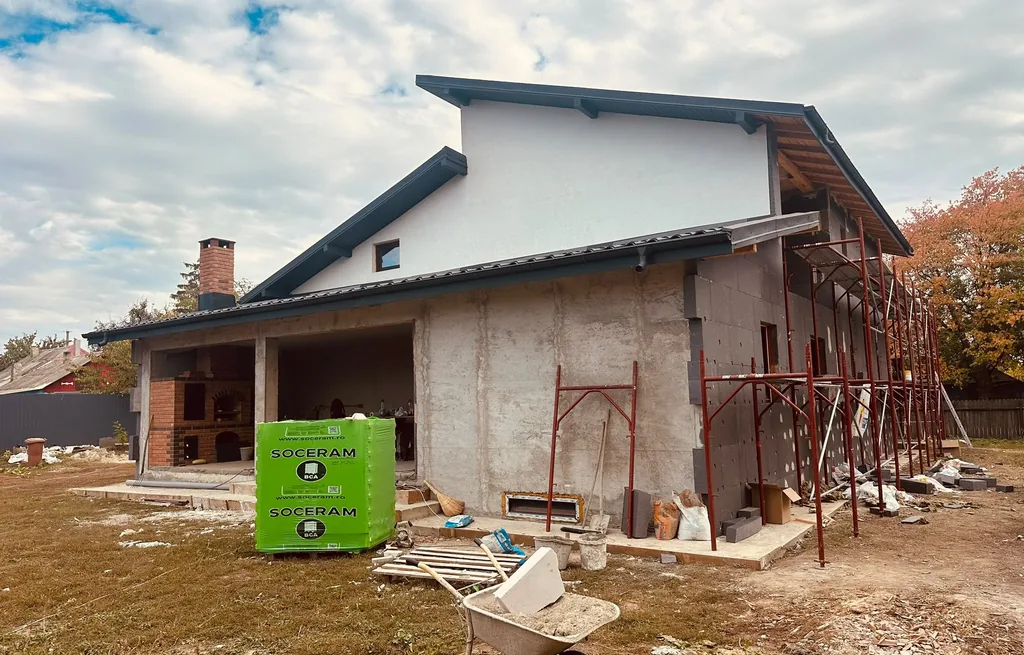 Fațadă de casă cu masă de șpaclu gri, înainte de finisaj, Valea Adâncă, Iași