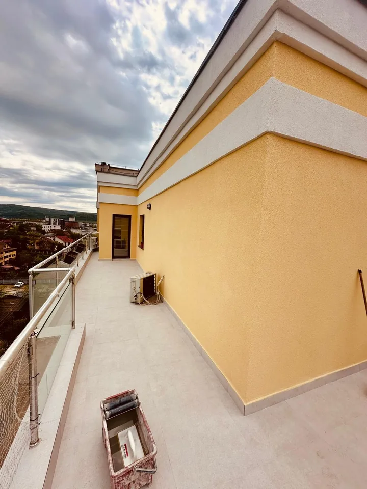 Terasă circulabilă cu balustradă din sticlă și mână curentă din inox, Iași